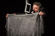 Gleich umarmt Dr. Lüdi (Andres Lutz) sein Handy. (Bild: Benjamin Manser)