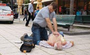 Das AED-Gerät alleine ist nicht entscheidend. Wichtig ist, dass viele Personen eine Herz-Lungen-Wiederbelebung durchführen können. (Bild: pd)