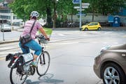 Eine Velofahrerin fährt in den Frauenfelder Postkreisel. (Bild: Andrea Stalder)