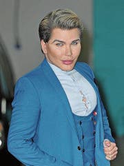 Ken probiert es mit Yoga