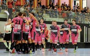 Die NLB-Mannschaft von Floorball Thurgau jubelt und mit ihr die Zuschauer auf der Tribüne. (Bild: Rudolf Steiner)