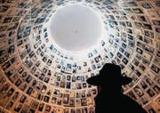 Ein jüdischer Besucher betrachtet in der Halle in der Gedenkstätte Yad Vashem Namen und Porträts von Holocaustopfern. (Bild: ap/Sebastian Scheiner)