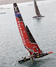 Die Herausforderer aus Neuseeland (vorne) besitzen mehr Matchpraxis als die amerikanischen Titelverteidiger. (Bild: Gilles Martin-Raget/AP)