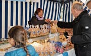Ursula Martin verkauft Leckereien wie Magenbrot und Caramels am Herbstmarkt in Weinfelden. (Bild: Sabrina Bächi)