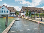 Die Schiffsanlegestelle in Ermatingen am Untersee wurde überschwemmt – und ist ein beliebtes Ziel für Schaulustige. (Bild: Andrea Stalder (Andrea Stalder))