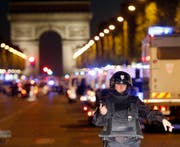 Ein massives Polizeiaufgebot sperrt den Champs Elysées nach der Attacke auf Polizisten. (Bild: THIBAULT CAMUS (AP))