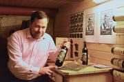 Die "Werkstatt" von Philip Herrmann befindet sich im Keller seines Wohnhauses im Schönenboden. Auf dem Tisch liegt die Linoleums-Vorlage für den Etikettendruck. (Bild: Christiana Sutter)
