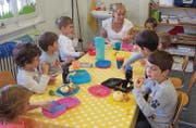Lindenhof-Spielgruppenleiterin Esther Scherrer zwischen den Kindern der Dienstagsgruppe aus fünf verschiedenen Nationen. (Bild: Chris Gilb)