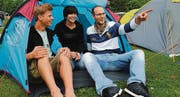 Um vier Uhr klingelt der Wecker für die FM1-Wachmacher Joe Keller, Rosie Hörler und Yves Keller (von links) auf dem Campingplatz. (Bild: Samuel Tanner)