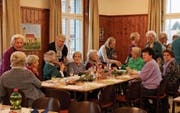 Zur Jubiläumsfeier sind besonders viele Güttinger an den Mittagstisch gekommen. (Bild: Hana Mauder Wick)