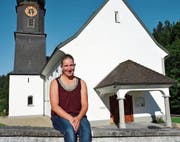 Auszeit vom hektischen Arbeitsalltag: Katja Moser posiert vor der Kirche in Au. (Bild: Christoph Heer)