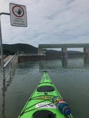 Vor den Schleusen musste das Kajak aus dem Wasser. (Bild: zVg)