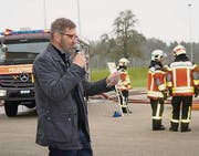 Gemeinderat Marcel Zwick dankt den Feuerwehrleuten für ihren Einsatz zum Schutz der Bevölkerung. (Bild: Vroni Krucker)