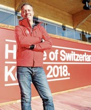 Direktor Manuel Salchli vor dem House of Switzerland. Am Mittwoch öffnet es seine Türen. (Bild: Andreas Eisenring)