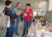Yvonne Müller erklärt Alice und Heinz Schwarz ein Bowle-Service. (Bild: Werner Lenzin)