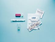 Das ist das Material, das es braucht, um den HIV-Selbsttest zu Hause durchzuführen. (Bild: Getty)