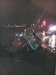 Vor dem Arboner Schlosshafen gelang es, die herangeschleppte Yacht wieder aufzurichten. (Bild: pd)