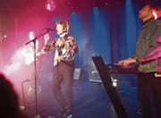 Crimers Gesang und Musik versetzt das Publikum in eine Disco der 80er-Jahre. (Bild: Miriam Cadosch)