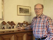 Eugen Imholz vor seiner «Brutfuederträgete».