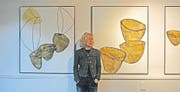 Offenes Atelier: Sonja Aeschlimann vor ihren Schellack-Bildern. (Bild: Dieter Langhart)