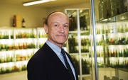 Christoph Kurer im Bierflaschenmuseum der Brauerei Schützengarten. (Bild: Ralph Ribi)