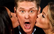 Im Zentrum des (oftmals weiblichen) Interesses: Der frühere Teenieschwarm David Hasselhoff mit den beiden spanischen Schauspielerinnen Paula Prendes und Patricia Montero. (Bild: DANIEL OCHOA DE OLZA (AP))