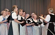 Die Trachtentanzgruppe Tannzapfenland unterhält die Eschliker und Münchwiler Senioren. (Bild: PD)