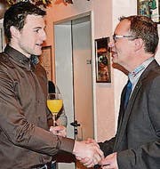 Gemeindepräsident Walter Schönholzer (r.) begrüsst beim Apéro einen Einwohner. (Bild: Georg Stelzner)