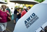Die Sonne scheint, die neuen Awiq-Regenschirme braucht es nach der Präsentation am Montagabend nicht. (Bild: Mathias Frei)