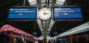 Lückenhafte Information: LCD-Anzeigen am St. Galler Hauptbahnhof. (Bild: Benjamin Manser)
