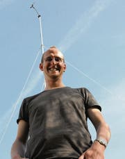 Bruno Rutishauser vor seiner Wetterstation im Garten. (Bild: Rita Kohn)