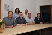 Vorne der neue Vorstand des GIS mit Remco Hitzert, Marc Spitz, Michael Giger (Präsident) und Eduard Moser (von links), es fehlt Larklind Cerkezi. Hinten zwei der drei zurückgetretenen Vorstandsmitglieder, Mona Arioli und der langjährige Präsident Patrick Piske. (Bild: Heini Schwendener)