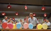 Zur Luftballon-Polka spielte eine Formation der Musig Lenggenwil, während Kurt Meienhofer an den entsprechenden Stellen die Ballone platzen liess.
