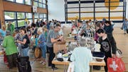 Nur Sekundenbruchteile nach der Türöffnung stürmten Hunderte Besucher den Bring- und Holtag. (Bilder: Christoph Heer)