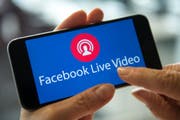 Immer öfter werden gewalttätige Inhalte per Video oder Livestream auf Facebook hochgeladen. (Bild: A4796/_SILAS STEIN (DPA dpa)/Symbolbild)