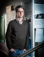 Dramaturg Armin Breidenbach in der Tür zu seinem Büro. (Bild: Ralph Ribi)