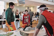 Aadorfer Sekschüler informieren sich über den Beruf des Forstwartes. An der Tischmesse im Gemeindezentrum stehen 50 verschiedene Berufsfelder zur Auswahl. (Bild: Sandra Grünenfelder)