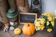 Einladend: Eine Willkommenstafel inmitten herbstlicher Dekoration vor dem Hauseingang. (Bild: Urs Jaudas)