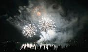 20 Minuten lang erstrahlt am Samstagabend ab 22.30 Uhr das Feuerwerk des Sommernachtsfestes. (Archivbild: Hanspeter Schiess)