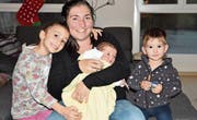 Das Neujahrsbaby Federico mit seiner Mutter Silvia Truscello und seinen Geschwistern Sofia (links) und Matteo (rechts). (Bild: Thomas Schwizer)