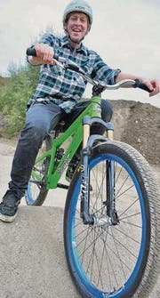 Simon Bühler aus Diessenhofen ist Präsident des Vereins Bike-Lords. Hier sitzt er auf seinem Bike bei der neuen Bike-Anlage in Schlattingen. (Bild: Gjon David)