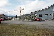 Die überarbeitete Version des Projekts Mattenrainstrasse sieht vor, die Strasse ein wenig vom Gebäude weg zu verschieben und in einem weiteren Winkel zu bauen. (Bild: Josephine Opprecht)