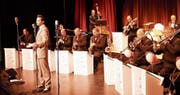 Das Berliner Swing Dance Orchestra mit Sänger David Rose. (Bild: Peter Küpfer)