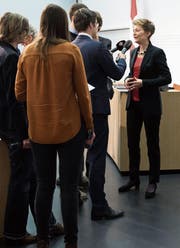 Justizministerin Simonetta Sommaruga steht zum Auftakt der Abstimmungskampagne Journalisten Red und Antwort. (Bild: Peter Klaunzer/Keystone (Bern, 12. März 2018))
