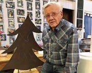 Walter Schnetzler mit dem speziell angefertigten Ehrenoskar. (Bild: PD)