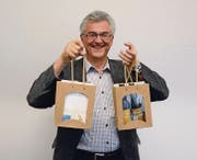 Alle Besucher des Jubiläumsanlasses erhielten als Präsent die Jubiläumsschrift und zwei Flaschen Herisauer BoFo-Bier. (Bild: ker)
