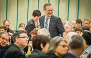 Sie haben gut lachen: Der frisch gewählte Regierungsrat Walter Schönholzer und seine Gattin Anna bahnen sich den Weg durch die Menge. (Bild: Reto Martin)