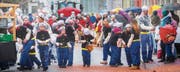 Der Turnverein Bischofszell hat für seine Teilnahme am Fasnachtsumzug das Motto «Popeye» gewählt und lässt seine jüngsten Mitglieder im Matrosenkostüm auftreten. (Bilder: Andrea Stalder)