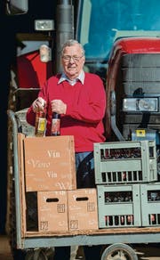 Auch heute noch fleissig: Hans Uhlmann liefert Wein vom eigenen Rebberg aus. (Bild: Reto Martin)