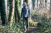 Michael Kessler findet in der Natur Inspiration zum Glück. Sein Kurs findet deshalb in der Waldschule in Weinfelden statt. (Bild: Donato Caspari)
